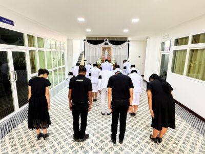 สำนักตรวจเงินแผ่นดินจังหวัดระนอง ยืนถวายความอาลัย และลงนามถวายความอาลัย แด่สมเด็จพระนางเจ้าสิริกิติ์ พระบรมราชินีนาถ พระบรมราชชนนีพันปีหลวง ณ สำนักตรวจเงินแผ่นดินจังหวัดระนอง